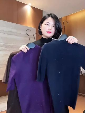 谁还没拥有这件TANTAN秋冬打底衫我是真的会伤心!半高领设计,完美修饰颈部线条,显脸小还温柔。修身版型超绝,穿上身,肉肉瞬间被“藏”起来,视觉上直接瘦十斤,身材曲线更是凹凸有致。 而且它的面料亲肤柔软,贴身穿超舒服,就像被云朵轻轻包裹。关键还百搭,搭牛仔裤是随性休闲风,配半身裙又化身气质女神,衣柜里的衣服都能和它组CP。这个秋冬,有它就够了!#穿出高级感 #针织衫 #减龄气质 #通勤搭配 #打底衫