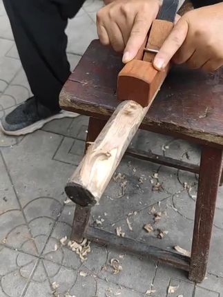 新型半圆刨子,卡刨盖刨圆棍刨子 #创作灵感 新型的木工手刨,鲁班刨子外圆刨,卡刨盖刨你用过么。可以用来刨圆木棍,锹柄锄头柄,也可以用来刨武术棍#木工小妙招 #外圆刨 #卡刨 #木工手刨子