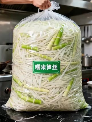 你们一定要试试免切糯米笋,不用切不用泡,省事儿到哭!和肉炒完后,笋子吸满了肉汁,咬下去鲜嫩爽口,肉香和笋甜融合得恰到好处,口感绝了!每次做这菜,我家餐桌都特别热闹,大家抢着夹菜,孩子更是因为这道菜主动多添饭,果然是实打实的下饭硬菜!#农产品 #美食 #在家做美食 #强烈推荐