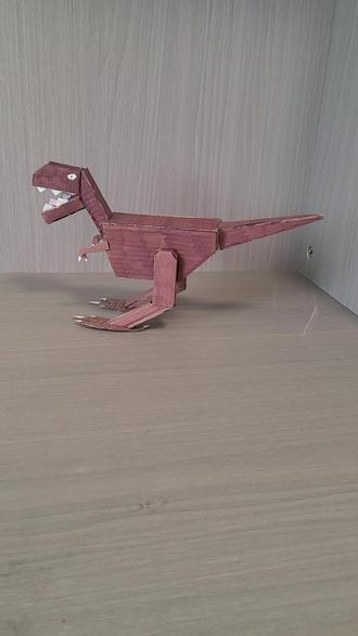 用硬纸板做的凶猛霸王龙。