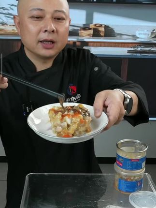 如果你还没吃过宁波的红膏蟹糊,那真的太遗憾了,它可是宁波人的心头爱,打开盖子就能吃,特别方便。它是用新鲜的螃蟹做的,满满都是蟹肉,还有蟹黄,味道超级鲜美,口感细腻滑嫩,拿来当早餐或者夜宵都很合适,#红膏蟹糊#红膏蟹糊#红膏蟹糊