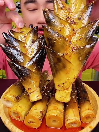 破价手剥笋,开袋即食嘎嘣脆,鲜嫩多汁,好吃实惠,一包一斤脆笋 一家人的小零食,下饭菜,下酒菜,解馋解腻,美味可口,凉拌炖肉都好吃,今天你吃了吗,营养丰富,快来一起尝尝鲜奥#福建特产#手剥笋清脆爽口 #超划算超便宜 #妈呀太香了 #好吃到停不下来