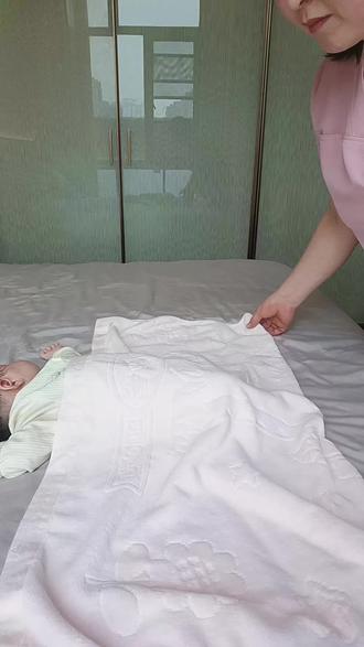宝宝睡觉时怎样防止被子踢开#育儿经验分享 #新生儿护理 #新手爸妈必看