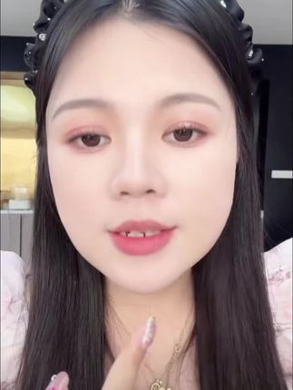 女生要涂口红才有气色,这口红真的太好看了吧,素颜可以涂,化妆也可以涂,滋润又显白,既是口红又是唇膏,最近独宠它#笑笑姐 #不粘杯不掉色 #适合素颜的绝美口红推荐 #女生必备口红推荐