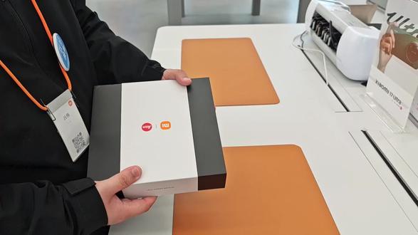 小米17ULTRA徕卡定制版开箱!
经典的徕卡可乐标,还有大师镜头环,
加上双拼色设计带来徕卡相机的感觉!
还有专属手机壳和镜头盖,体验感,质感拉满!
门店还有少量现货,想要定制徕卡版的宝子们抓紧跟我联系现在购买,还有保险福利,赠品礼盒,以旧换新等活动#小米17ULTRA徕卡 #马鞍山金鹰小米之家 #JM00060 #小米17ULTRA购机赠品