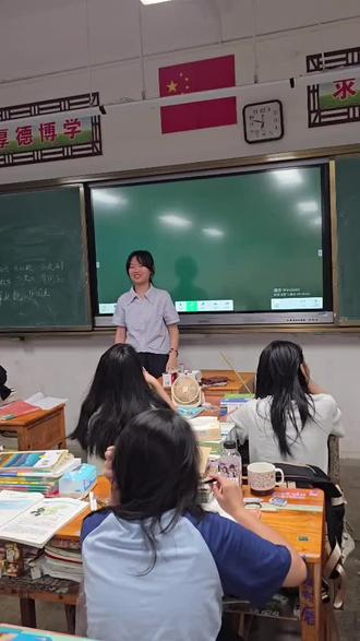 今天语文课学习《大自然的语言》,讲到物候现象的决定因素时,我联想到云飞嶂山顶与山脚截然不同的景观,便让班里的李晓桐同学课后查阅资料,晚上在班级分享。
本以为只是一次简单的课外拓展,没想到她准备得格外用心。不仅查阅了大量详实数据,还精心制作了图示,把海拔差异、温度变化、植被分布等知识点清晰呈现,用直观方式讲解高下差异对物候的影响,逻辑严谨、表达从容、落落大方,一开口便惊艳了全班。
看着她自信讲解的样子,我由衷感到欣慰。原来课本上的知识并非枯燥文字,只要用心联结生活,就能变得鲜活有趣。孩子的潜力永远超出想象,一次小小的任务,一份认真的态度,便能绽放出耀眼的光芒。这堂课不仅让学生读懂了大自然的语言,也让我再次感受到教学的美好与惊喜。