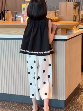 #生女儿就是用来打扮的 #谁穿谁好看系列 #女童穿搭 #套装 不得不说女儿穿这套太洋气了,娃娃衫搭配九分阔腿裤,很显瘦,暑假这样穿超好看