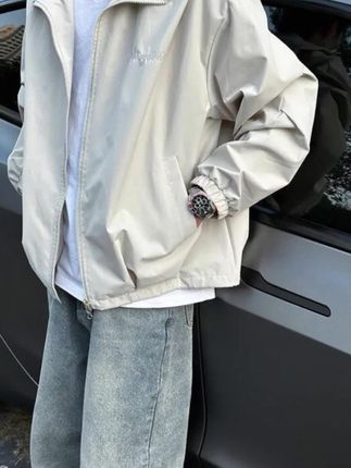 这件冲锋衣夹克真的太帅了!它是美式的双拉链设计,而且还是工装风格的,穿上它你就是酷酷的潮人。它的面料是防风又防水的,春天去户外穿简直不要太合适了!喜欢这种宽松休闲的感觉吗?那就赶紧入手吧!#男生穿搭日记 #简约穿搭 #男生穿搭 #韩系穿搭 #今天穿什么