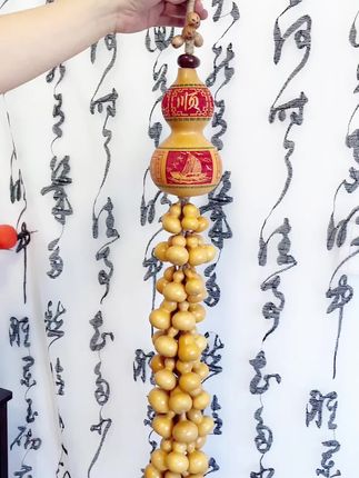 有特别美好的寓意 可以在多场景悬挂的天然真葫芦挂件 适合家里 店里 办公室 茶室等各种地方 大气又好看#葫芦 #葫芦串 #葫芦挂件 #电视剧背景墙 #茶室挂件