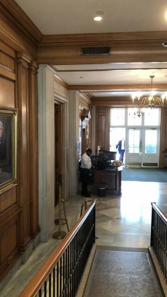 最后,终于踏入了白宫的主体建筑。懂王就在这栋楼的另一边办公,理论上直线距离也就几十米。
一进门,映入眼帘的是墙上挂满的名人肖像画。很多名字都听过,却对不上脸;很多面孔看着熟悉,却叫不出名字。因为不太懂英文介绍,只能一边假装淡定,一边内心疯狂搜索记忆,场面一度有点小尴尬 😅
牌子上写着这个花园是为了纪念美国前第一夫人 Jacqueline Kennedy Onassis 杰奎琳·肯尼迪(肯尼迪的夫人)对白宫艺术与历史修复所做的贡献。她当年大力推动白宫的历史保护和艺术收藏,让白宫成为展示美国历史与艺术的重要场所。
不过话说回来,能站在这里,本身就已经很不真实了。哪怕认不全这些历史人物,也能感受到那种厚重的历史氛围。
不懂英文的尴尬是暂时的,能走进白宫的经历可是永久的。
#白宫 #华盛顿特区 #美国首都 #去想去的地方 #旅行让我看不一样的世界