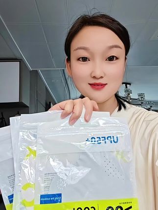 九块九四个。是的,你没有听错,这就是你九块九买的无痕小凉皮防晒口罩,只有零点一毫米,超薄无感沙,上脸特别贴合的防晒口罩戴上去真的很轻很薄,眼角做了压边处理,比普通单层更加硬挺。特别是高颧骨的女生,一定要去选择贴合面部的,不仅防晒,戴上去超好看,这上面全部都是透气孔的,夏天出门时间久了,一点都不用担心闷热。中间加软鱼骨的一个设计,即使你化了妆出门涂了口红,一点不破坏底妆,一点不蹭口红,趁现在便宜,赶紧给自己安排起来吧!