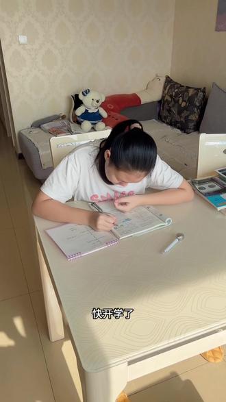 每年开学必备的#根号三减负笔 又给孩子安排了2盒,升级之后的更好看了,家里有3年级以上的学生,一定要给他试试这款笔,好写不累手#开学季 #开学倒计时 #刷题笔 #中性笔 @DOU+上热门