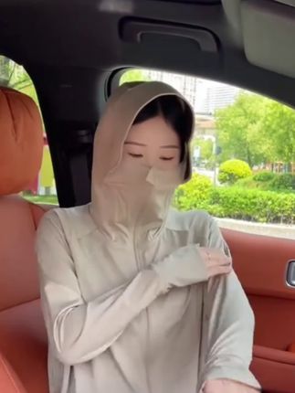 冰丝防晒衣,这款防晒衣太给力啦,防晒效果非常到位,面料柔软亲肤,透气凉爽,短款的设计好时尚,#炸街 #防晒衣 #硬核防晒 #休闲放松