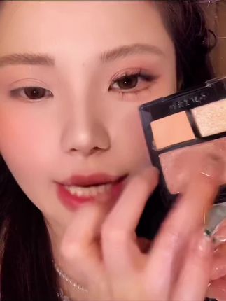 谁懂一蘸一抹就成妆的快乐!!又被我挖到宝了!#吉哩 #眼影盘 #爆闪 #氛围感#平价好物