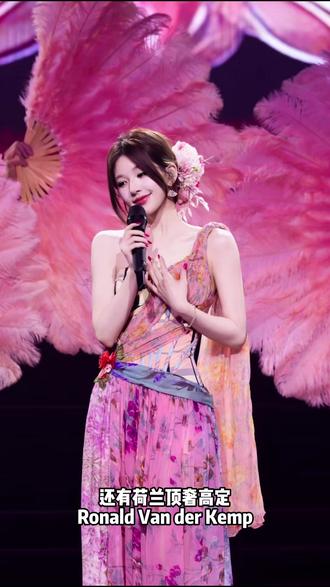 赵露思曼谷演唱会🔥甜妹逆袭舞台女王 赵露思曼谷「Stay Romantic」演唱会圆满落幕✨
全程全开麦唱跳 3.5 小时,18 首歌稳到出圈。
5 套高定造型切换,泰式花神裙、黑色钻饰装又美又飒。
苦练泰语唱经典歌,还把川剧变脸搬上舞台,文化输出拉满。
紫色灯海万人合唱,兑现与粉丝的三年之约💜
#赵露思 #这个世界不能没有演唱会 #演唱会 #赵露思新歌有你在