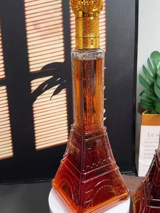 这款埃菲尔铁塔造型的XO白兰地太赞了了!酒体金黄诱人,口感醇厚绵长。不管是自饮还是送礼都超有面儿,懂酒的朋友赶紧冲,开启你的格调微醺时刻~#洋酒#微醺 #氛围感 #酒 #干杯