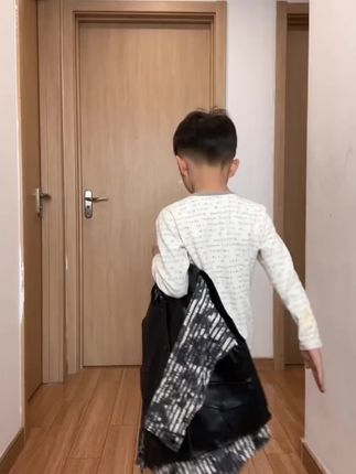 金价暴跌背后的真相 在四次重大打击下,黄金价格瞬间狂跌200美元。#掘金计划2025#金融 #思维 #理财 #赚钱