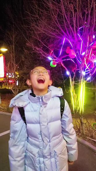 史上最狂诗句(2026年2月) 朋友,
你读过最狂的诗句是什么?
少年应有鸿鹄志,
当骑骏马踏平川。
纵有狂风平地起,
我亦乘风破万里。
一身转战三千里;
一剑曾当百万师。
仰天大笑出门去,
我辈岂是蓬蒿人。
大鹏一日同风起,
扶摇直上九万里。
孩儿立志出乡关,
学不成名誓不还。
男儿不展凌云志,
空负天生八尺躯。
黄沙百战穿金甲,
不破楼兰终不还。
待到秋来九月八,
我花开后百花杀。
旁观拍手笑书狂,
疏又何妨?
狂又何妨?
#小学生朗诵 #谁教的娃这么优秀😀 #中国传统文化 #抖音助手助我上热门#秀出你的民族范儿