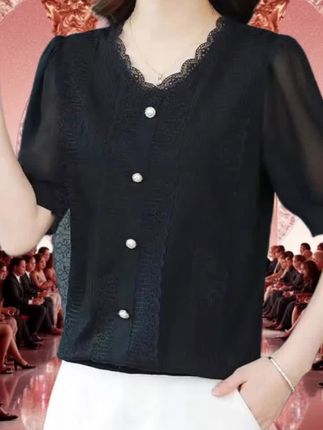十九块九包邮,还带运费险,姐妹们,这件衣服终于降价了,但是库存数量不是很多了,它是这种冰冰凉凉、丝丝滑滑的,弹力非常的大。肚子大腰粗的姐妹都能去穿,它这个细节做的非常的到位,全部做的是水溶性的软蕾丝的,胸前都是蕾丝花边做的修饰,穿起来更加性感,更加时尚,它这个桃心领的设计,穿起来显得脖子特别长。侧面显背薄,袖子是做的泡泡袖,面料是珍珠纱的,非常的舒服,我们穿起来更加细腻,更加柔软亲肤,不打褶皱,很好打理的。衣服弹力超级的大,一秒回弹,而且这个面料是那种冰冰凉凉的弹力螺纹冰凉丝,夏天穿起来一点都不带热的,你随便搭外套搭裤子都是非常好看的,重点是这个价格还给你们送了运费险,手速一定要快啊,断码也是加不库存的,喜欢的姐妹下方小黄车赶紧拼手速抢上一件回家试一试!