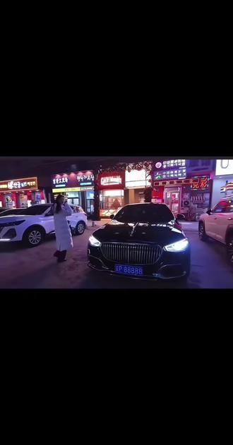 如果注定要分离,那相遇意义是什么?再楞的小子看见京p88888的迈巴赫也得认清现实#恋雪纪 #京p8888