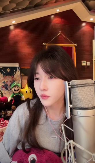 深陷……網劇<她的罪名>片尾曲 二老師為網劇唱的片尾曲,大家有空追追劇,不要錯過片尾曲!
#希二白 #张璐涵 #好听的声音 #深陷 #她的罪名