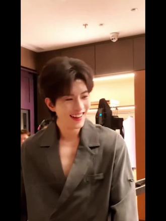 邱邱好明媚的笑呀,难怪某某会心动💗~#秋天拥星星