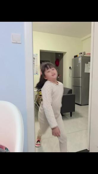 画第五人格里的人物成任务了,时不常就得来一个,今天挑战的是这个主角爱丽丝小时候,咱也不知道是不是这样😂
#第五人格 #第五人格绘画 #画画 #画画过程 #动漫人物绘画