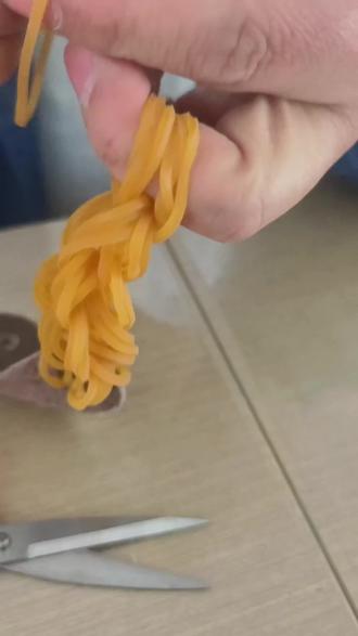 小时候的快乐就是这么简单,没有手机,在野地里一玩一整天,#打结小技巧 #手工教程分享 #弹弓皮筋 #弹弓爱好者