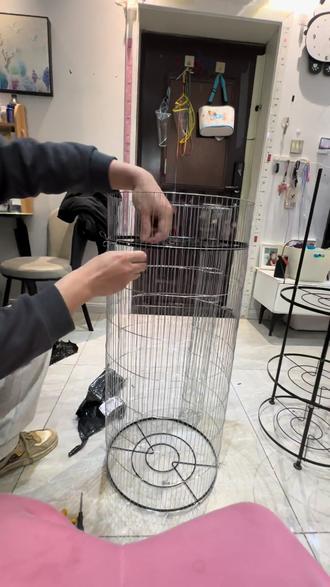 自己动手做的鸟笼好看是真的好看,就是有点费手啊,我做这个鸟笼花了2个小时,你们自己手搓鸟笼花了多长时间呢~#民间手艺 #民间手艺 #手搓鸟笼 #鹦鹉鸟笼