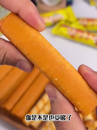 芝士脑袋一口沦陷!这个玉米棒和夹心卷真的好好吃!浓郁的奶酪味里面是香甜酥脆的玉米棒!