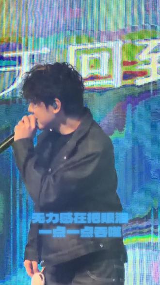我是脆弱的 可面对你我不敢疼
#杨博睿 #topbarry #TopBarry #一半一半