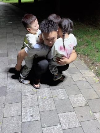 当三胞胎同时不想走路时,妈妈:道高一尺 魔高一丈,孩子:还是比较心疼妈妈,爸爸:背一个还是背三个#记录真实生活 #带娃 #亲子互动