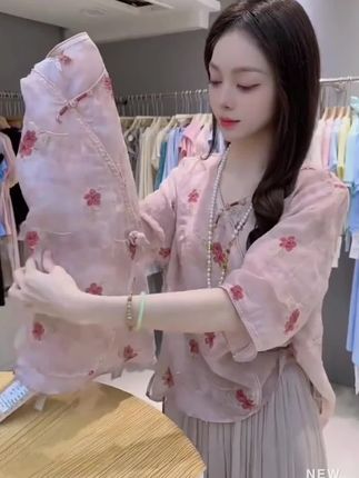 #甜美穿搭 #优雅气质 #chic拉满的流光运动风穿搭 #梨形身材穿搭大赏#说好的随便穿穿去看秀@DOU+小助手