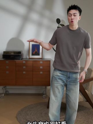 宝子们👖YIHAO STUDIO秋季男士蓝牛绝啦!全棉13.5盎司面料,硬挺舒适。中腰直筒超显腿长,修饰腿型绝绝子。定制铜扣+YKK拉链,细节满分。侧边口袋拼接,小磨破链条,超时髦💕   #YIHAOSTUDIO #男士牛仔裤 #秋季穿搭 #水洗蓝 #时尚百搭