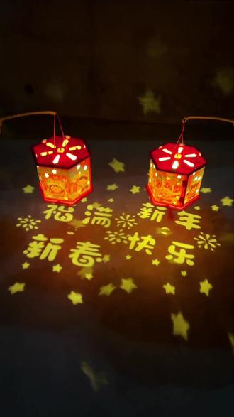 🏮【投影走马灯DIY】亲手转动千年光影浪漫✨
国潮图案投影梦幻🌟DIY材料包亲子协作
发光灯笼手提趣味🧧春节元宵氛围担当
让传统文化在孩子手中绽放🎇
#走马灯 #DIY灯笼 #国潮手工 #春节花灯