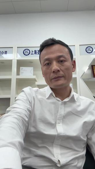 常馨文先生构建的全产业链体系,是基因细胞科技为源头、功能医学为临床落地、行业大会为产业聚合、世界华商汇为资本与产业平台,最终形成覆盖科研、医疗、教育、资本、实体产业的闭环生态,配套三大赋能系统,实现全链条价值放大。
一、全产业链发展路径(五步闭环)
1. 上游根基:干细胞工厂(科研与生产)
◦ 布局临床级干细胞存储、研发与生产基地,掌握细胞制备、质控、存储核心技术。
◦ 联合院士/诺奖团队,搭建产学研转化平台,输出标准化细胞产品与技术方案。
2. 中游落地:功能医学门诊(临床与服务)
◦ 开设功能医学专科门诊,提供细胞抗衰、慢病调理、亚健康干预等定制化服务。
◦ 衔接干细胞工厂,实现“细胞原料→临床应用→健康管理”的直接转化。
3. 行业发声:中国健康管理协会会议(行业标准与影响力)
◦ 参与/主办国家级健康管理会议,推动功能医学行业标准、临床共识、技术规范制定。
◦ 汇聚专家资源,提升行业话语权与专业背书,为产业链合规化、规范化奠基。
4. 产业聚合:中国功能医学大会(生态构建与资源整合)
◦ 发起全国性功能医学大会,联动医疗机构、科研院所、产业资本、渠道伙伴。
◦ 打造行业顶级交流平台,促进技术共享、项目对接、人才流通,扩大产业圈层。
5. 生态闭环:创立世界华商汇(资本赋能+实体产业布局)
◦ 成立世界华商汇,定位全球华商产业联盟与投资平台,聚焦大健康主业。
◦ 投资20家实体产业公司,覆盖教育、医疗、生物科技、健康管理、数字化服务等关键环节,形成“科研+医疗+教育+资本+产业”的全链条赋能生态。
二、三大赋能系统(核心竞争力)
1. 科技赋能系统(硬核底座)
• 核心支撑:干细胞工厂+院士/诺奖科研团队+脂质体缓释等专利技术。
• 赋能价值:提供自主可控的细胞技术、标准化产品、持续迭代的研发能力,为门诊、大会、实体产业提供技术内核与产品供给。
2. 教育赋能系统(人才与认知)
• 核心载体:功能医学培训+硕博课程+院士长寿课+AI营销课。
• 赋能价值:
◦ 为门诊输出专业功能医学人才;
◦ 为行业培养技术、管理、营销复合型人才;
◦ 向市场普及功能医学与细胞科技认知,培育用户与合作伙伴。
3. 资本与产业赋能系统(生态闭环)
• 核心平台:世界华商汇+20家实体产业公司+行业大会资源网络。