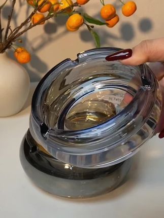 水晶玻璃烟灰缸圆形烟灰缸居家摆件办公室大号烟灰盅 这款高颜值水晶玻璃烟灰缸,圆形设计简约大气,晶莹剔透质感高级。圆润光滑清洁方便,让您的桌面时刻保持优雅格调。