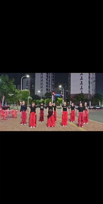 全网爆火潇洒醉风行,团队齐跳,好看又上头,跳舞不为输赢,只为开心自在#潇洒醉风行 #广场集体舞 #热门广场舞 #抖音玩法合伙人计划 #全民健身广场舞嗨起来💃🏻 @DOU+上热门 @DOU+小助手