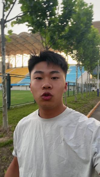 还有很多家长不清楚中考体育的政策 总分60分全额计入中考录取总分,平时考核30分+统一考试30分各占一半。
一、平时分30分(学校组织,三年累计)
体育与健康课:每学年4分,三年共12分
国家学生体质健康标准测试:每学年6分,三年共18分
成绩在校内公示,正常上课、认真参与体测基本能拿满,是稳分关键
二、统考30分(九年级下学期集中测试)
半天内考完4项,全部可自选优势项目:
1. 耐力类(三选一):男1000米/女800米
2. 速度爆发力(二选一):立定跳远/50米跑
3. 力量类(三选一):男引体向上/女1分钟仰卧起坐/前掷实心球
4. 技能类(三选一):篮球/排球/足球
#中考体育政策 #澄城县中考体育