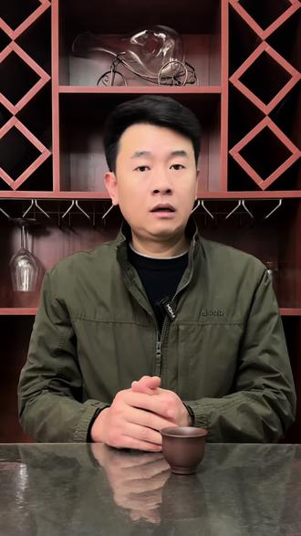 体操冠军傅佳丽在训练中不慎失误,被教练辱骂加体罚,随后傅佳丽从宿舍四楼一跃而下。目前涉事教练已被警方立案调查并停职。#傅佳丽#体育教练#浙江体职院涉事教练被立案停职