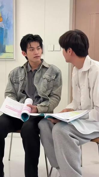 不是,谁好人家直接就闻啊???啊??
GJH你不觉得很冒昧吗?!!!
#云熠