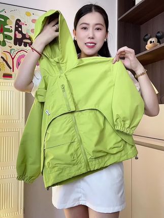 反季特卖,价格太香了!这个冲锋衣外套,面料摸起来的手感很好,特调出来的颜色又显白又显高级,上学或者出去玩穿都可以#高品质童装 #时髦穿搭 #高级穿搭