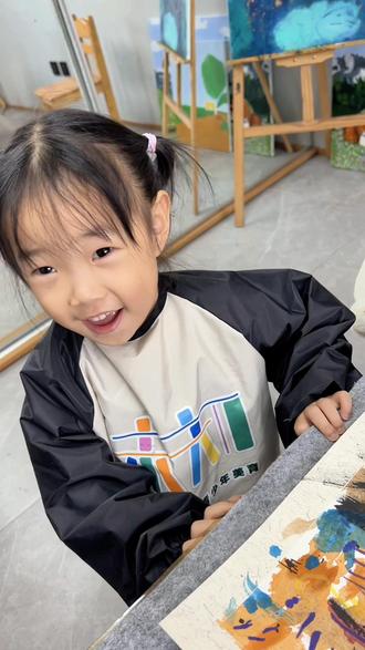 3岁半小朋友的作品太有艺术气息了
很喜欢和小朋友一起上课
能碰撞出很多不一样的惊喜
河水可以是橘色的💦
小鱼可以有紫色的🐟
荷叶可以是蓝色的
荷花可以是黑色的🪷
小蛇可以是黄色的🐍
但放到一幅画上又是如此的协调
#绘画 #画画 #艺术启蒙 #朝阳大悦城 #青年路