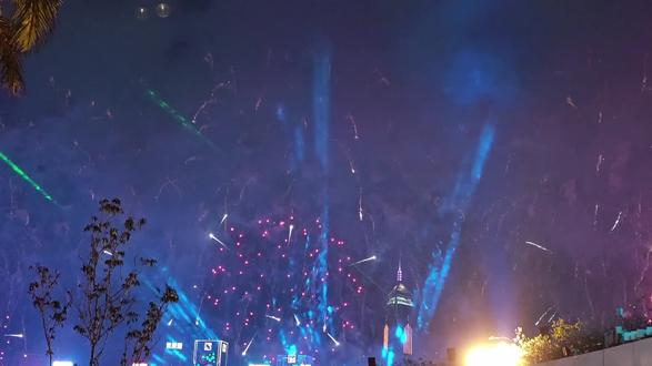 当我用「只在今夜」串烧打开维港烟花
烟花绽放时我想到了你
音频来自“当我着陆在孔雀羽毛的蓝色上”
#向全世界安利毛不易