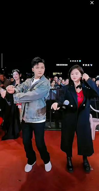 #户外直播现场 一首不一样的红马鞍#@高杰⁷¹⁸29.30生日粉丝狂欢节! @七朵