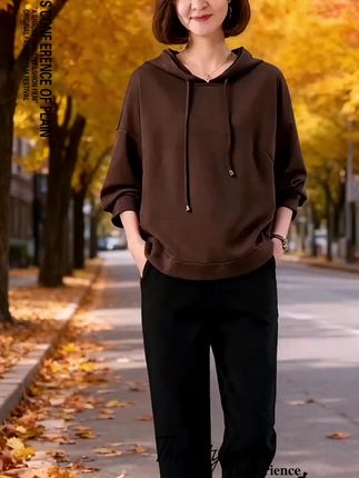 这款二零二五春秋季新款连帽卫衣超棒,宽松版型,对中年女性很友好,短款设计显腿长,长袖适合早晚微凉天气,整体时尚又洋气,日常休闲时穿轻松打造舒适又有范的造型。