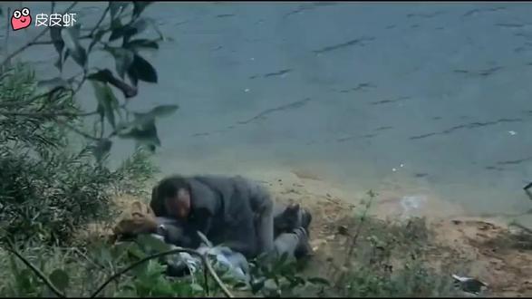 经典电影片段,哪有钓鱼不戴头盔的