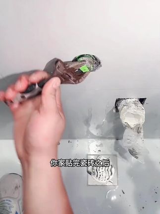 精明的业主,在安装角阀前,都会给出水口打胶密封!#防水密封胶 #装修经验 #防霉玻璃胶 #出水口密封 #装修避坑