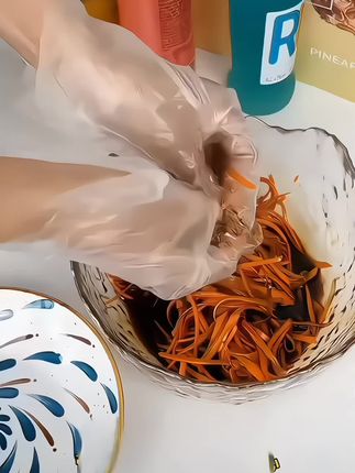 这种一次性的手套家家户户都用得上,平时带着它做家务,打扫卫生,处理食物,可以很好的保护双手,而且它还防尘防油污,特别方便又实用,关键价格还很便宜,需要的赶紧囤。#好物推荐🔥 #生活用品 #一次性手套