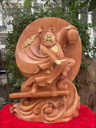 大圓一開,钟馗直接衝出木頭。 很多人第一眼看到的,
是气势。
大圆背光一开,
钟馗整个像从木头里冲出来。
衣袖外翻、飘带飞起、脚步往前压,
整个画面一直在动。
再仔细看——
真正厉害的,
是雕工。
衣纹不是一刀一刀硬刻,
而是顺着气势往外“甩”;
胡须层层炸开,
线条却还能保持干净利落。
更难的是,
整尊大量悬空。
手臂外伸、酒壶腾起、古琴横挑,
连飘带都一路翻出去。
这种做法,
不只考验刀工,
更考验对木头结构的掌控。
看起来狂放,
其实每个重心都压得很稳。
真正厉害的作品,
不是雕得满,
而是能让整块木头“动起来”。
#佛像#木雕工艺 #匠心制作 #高端订制 #每日分享